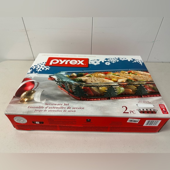 Pyrex Other - Pyrex Holiday Serveware 2pc Set - Limited Edition